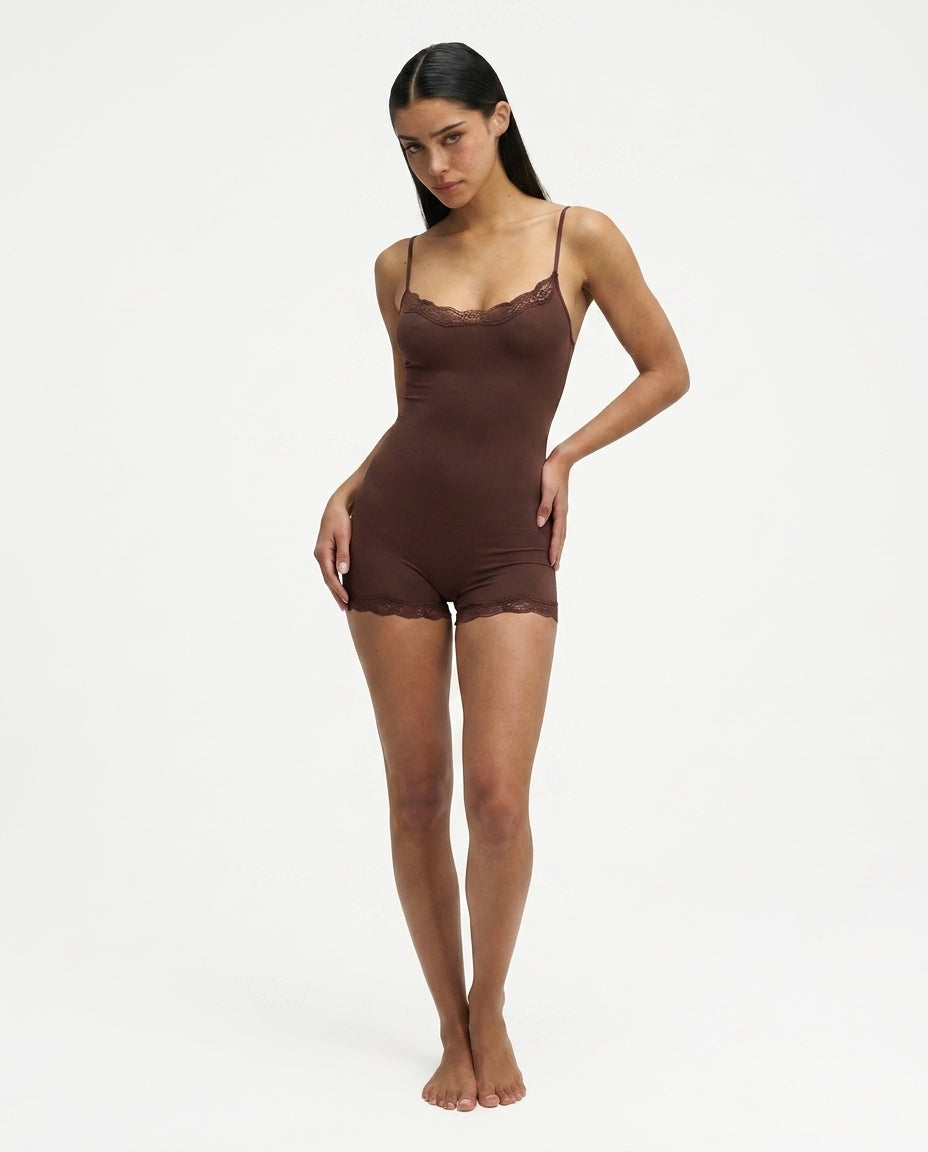 Damski krótki kombinezon na cienkich ramiączkach z koronkowym wykończeniem-Jumpsuits for women-Olave