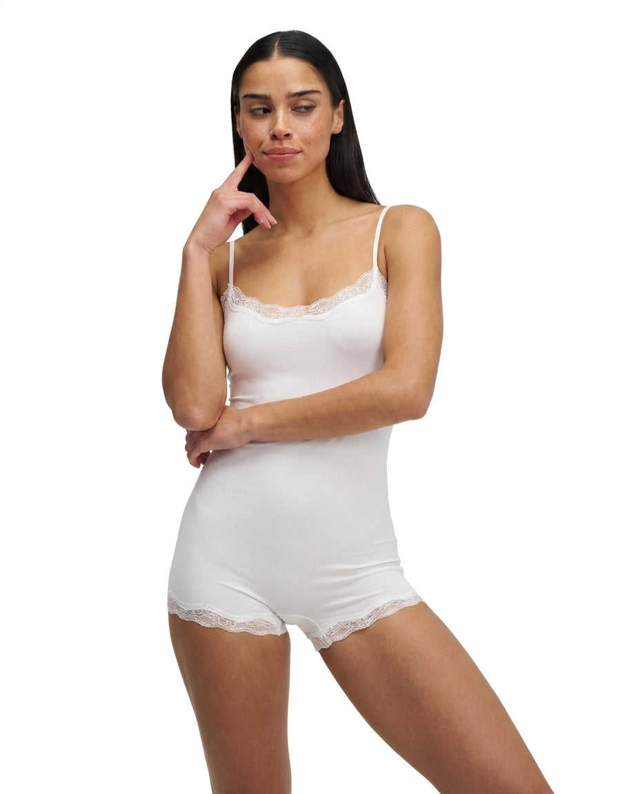 Damski krótki kombinezon na cienkich ramiączkach z koronkowym wykończeniem-Jumpsuits for women-Olave