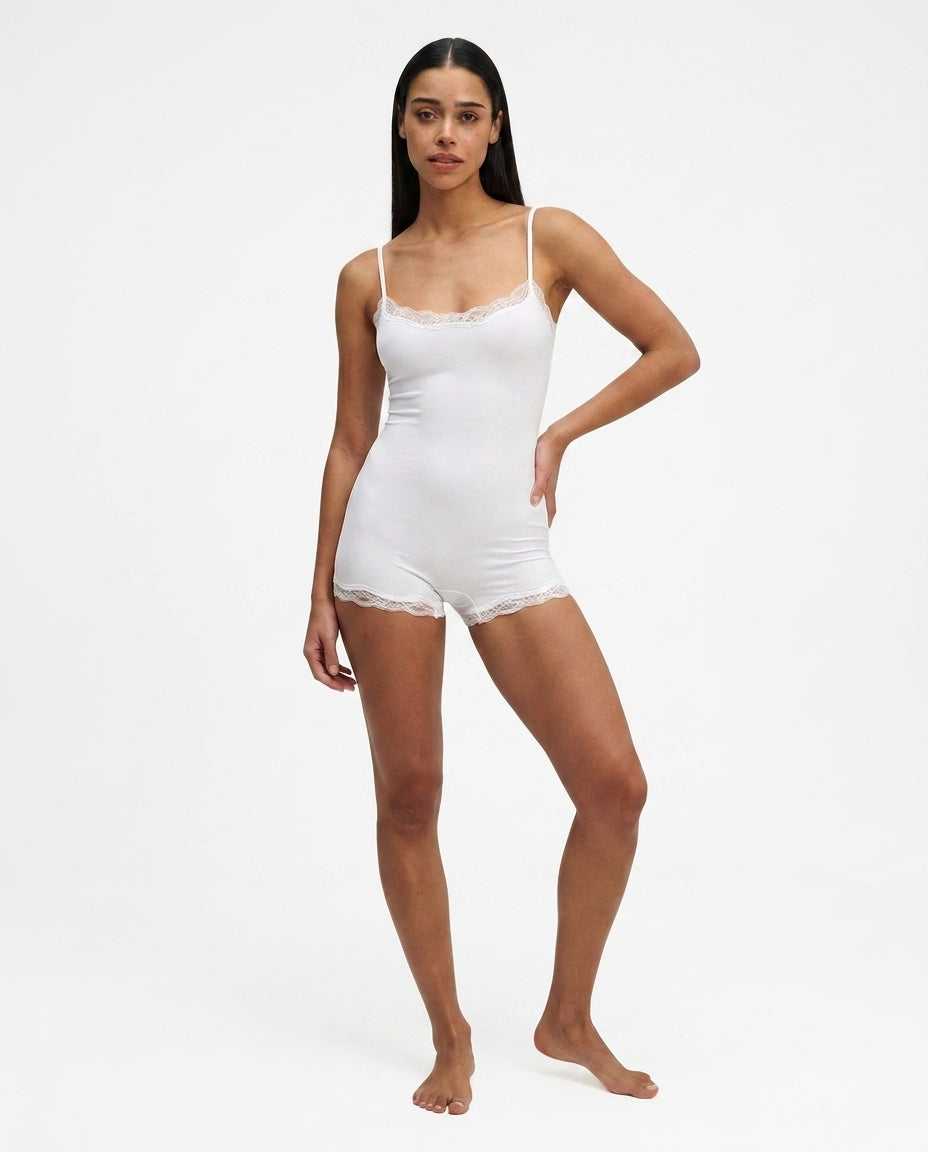 Damski krótki kombinezon na cienkich ramiączkach z koronkowym wykończeniem-Jumpsuits for women-Olave