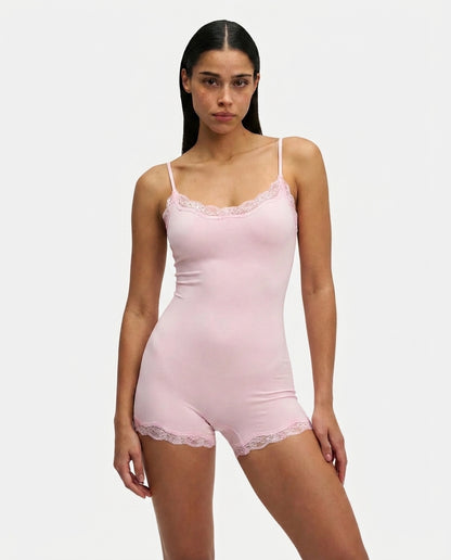 Damski krótki kombinezon na cienkich ramiączkach z koronkowym wykończeniem-Jumpsuits for women-Olave