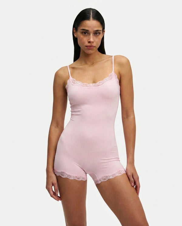 Damski krótki kombinezon na cienkich ramiączkach z koronkowym wykończeniem-Jumpsuits for women-Olave