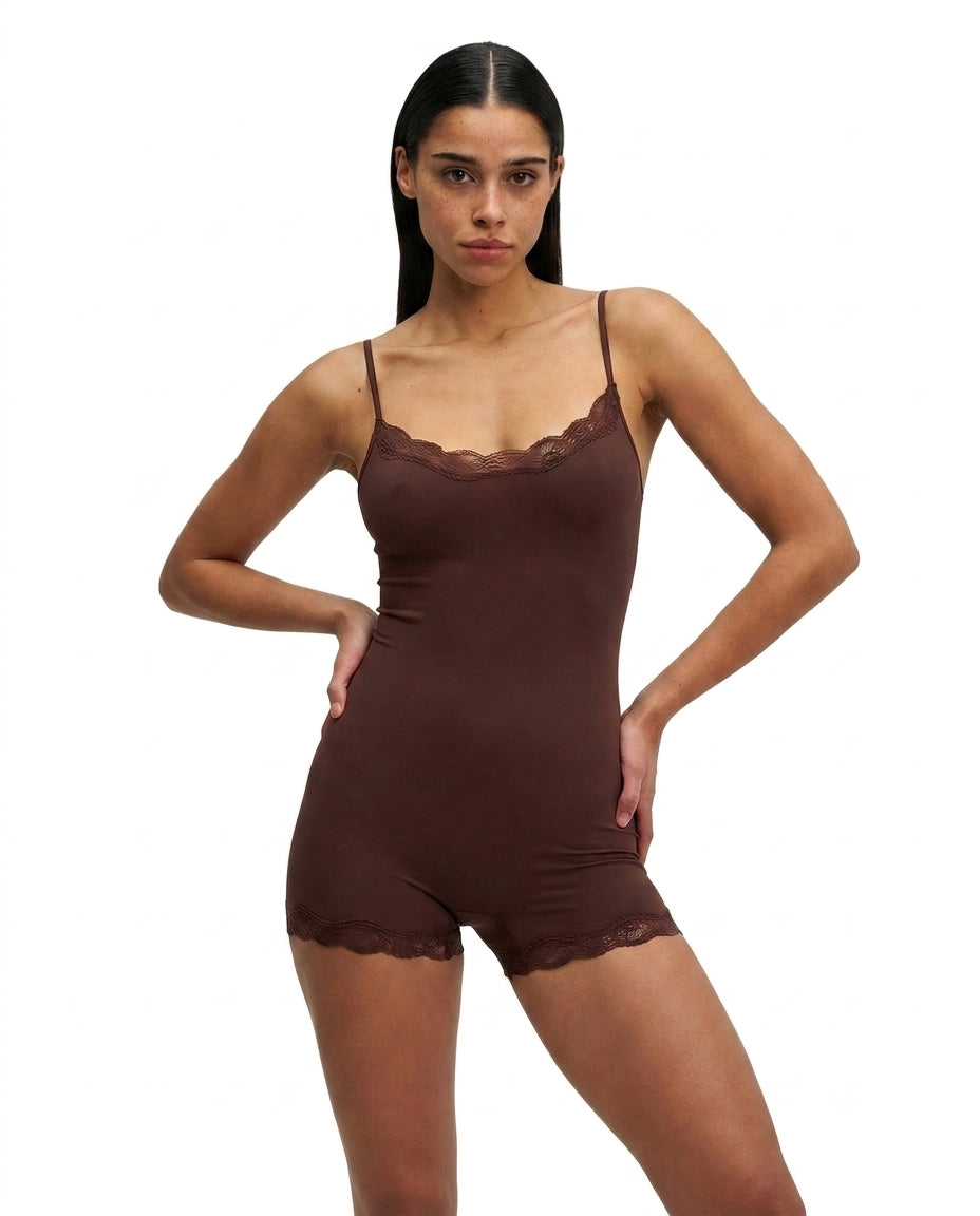 Damski krótki kombinezon na cienkich ramiączkach z koronkowym wykończeniem-Jumpsuits for women-Olave