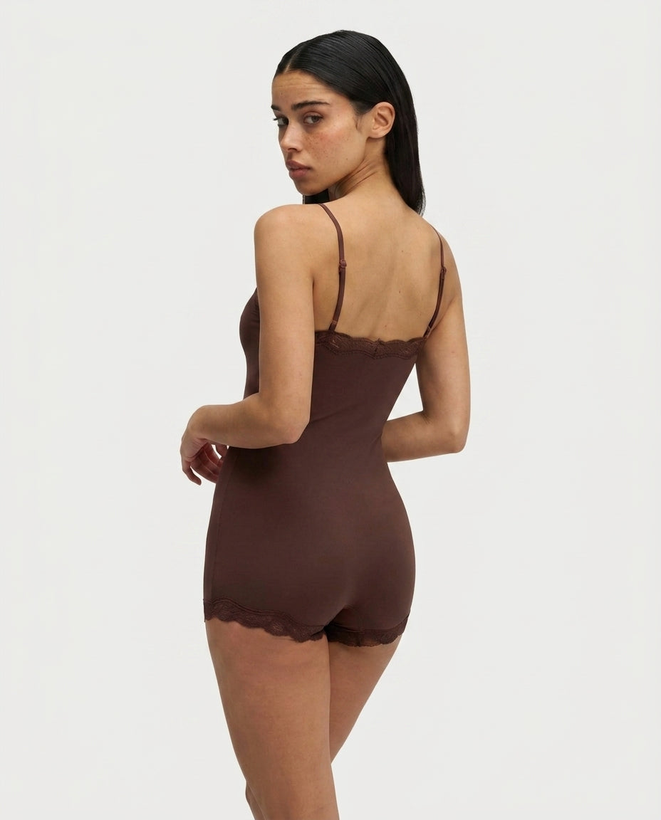 Damski krótki kombinezon na cienkich ramiączkach z koronkowym wykończeniem-Jumpsuits for women-Olave