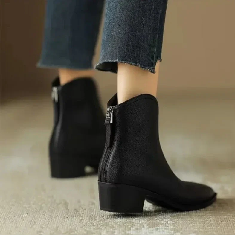 Damskie botki z noskiem w szpic i obcasem typu słupek-Footwear for women-Olave