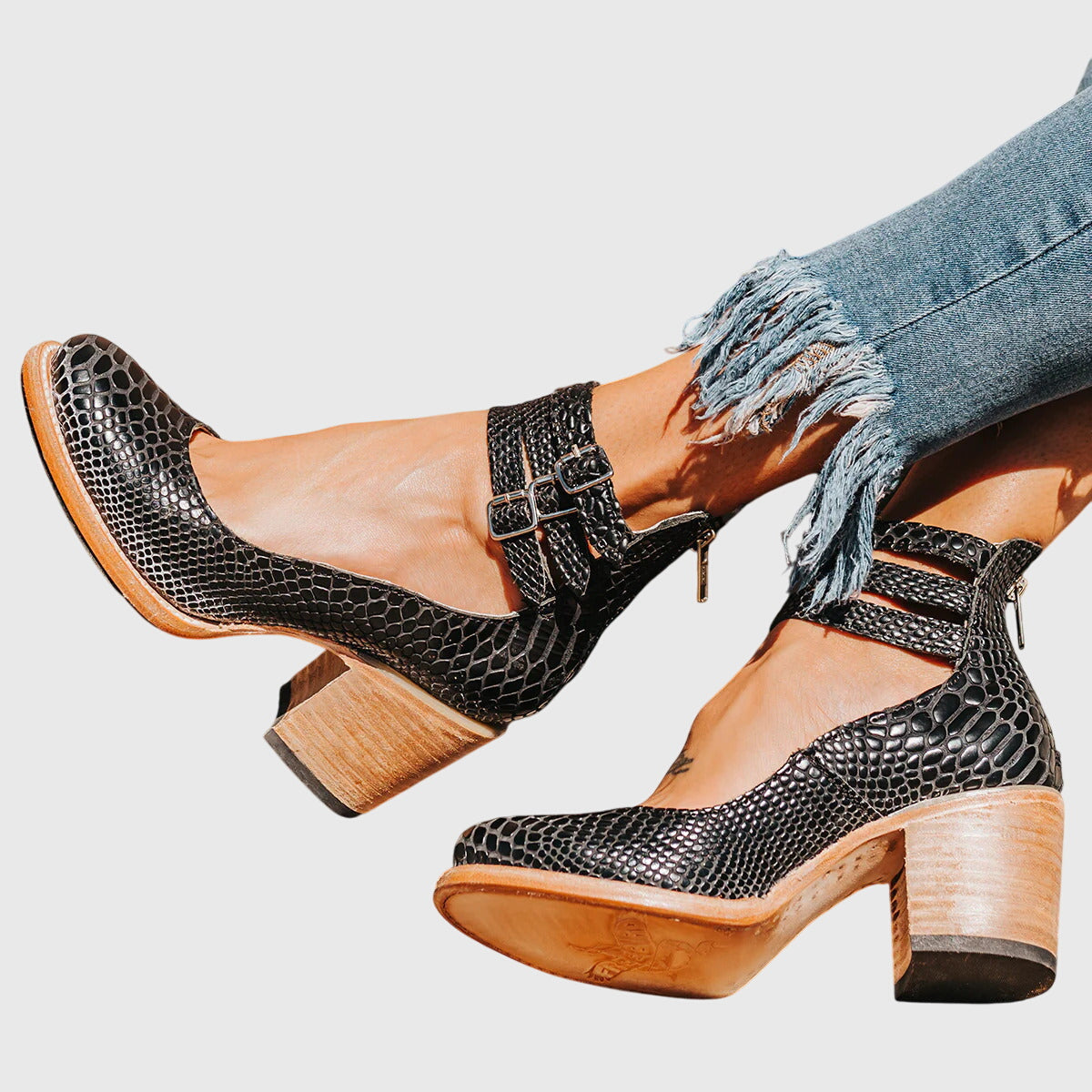 Damskie Botki z Zabudowanym Przodem, Wycięciami i Trzema Paskami z Klamrami-Footwear for women-Olave