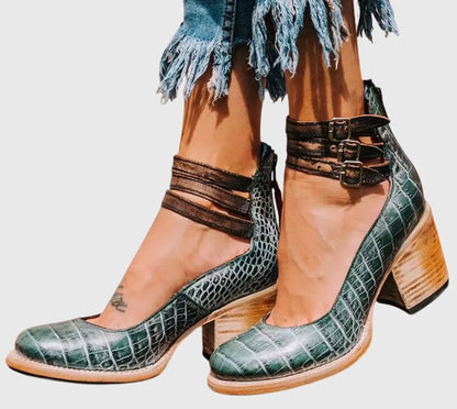 Damskie Botki z Zabudowanym Przodem, Wycięciami i Trzema Paskami z Klamrami-Footwear for women-Olave