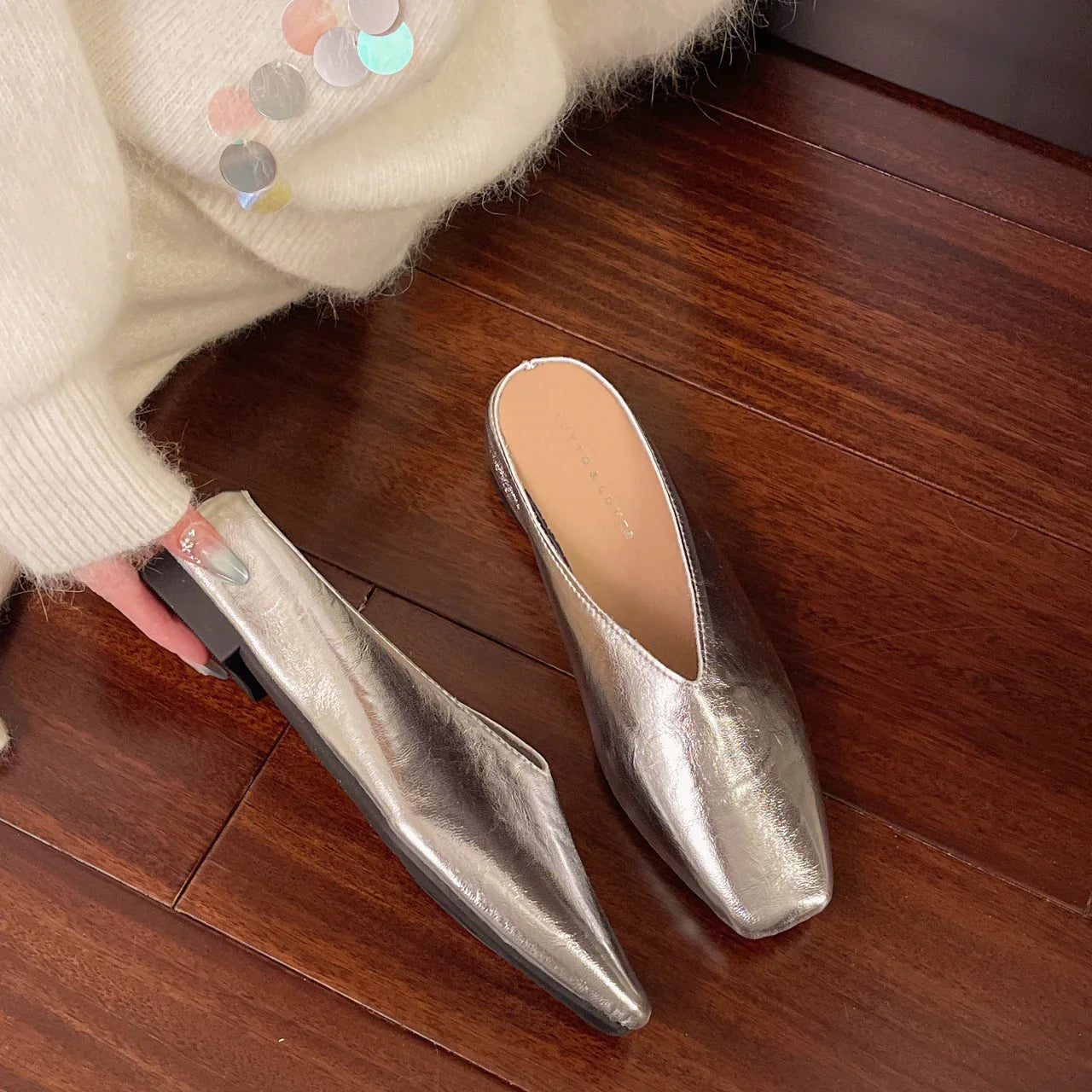Damskie buty wsuwane z zamkniętym noskiem i płaską podeszwą-Footwear for women-Olave