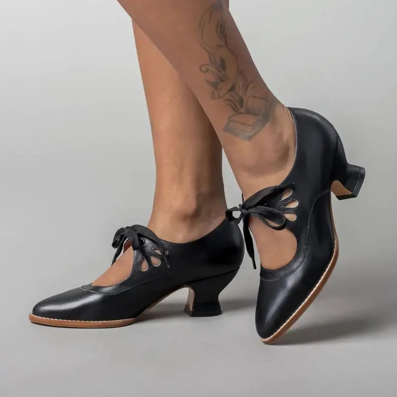 Damskie czółenka Mary Jane z wiązaniem, wycięciami w cholewce i niskim obcasem-Footwear for women-Olave