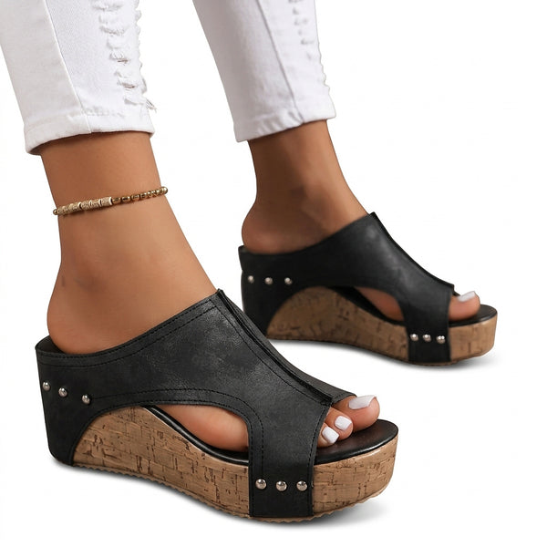 Damskie klapki na koturnie z korkową podeszwą i ćwiekami-Footwear for women-Olave