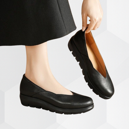 Damskie półbuty na koturnie z teksturowaną cholewką i wycięciem w kształcie litery V-Footwear for women-Olave