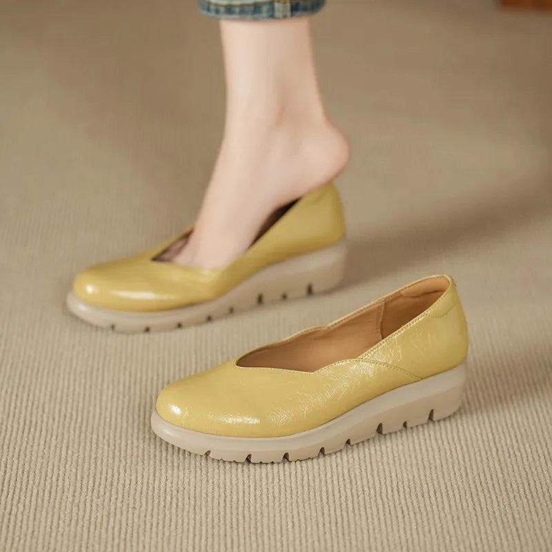 Damskie półbuty na koturnie z teksturowaną cholewką i wycięciem w kształcie litery V-Footwear for women-Olave