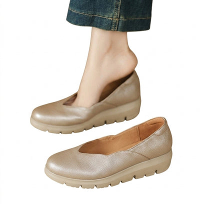 Damskie półbuty na koturnie z teksturowaną cholewką i wycięciem w kształcie litery V-Footwear for women-Olave