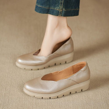 Damskie półbuty na koturnie z teksturowaną cholewką i wycięciem w kształcie litery V-Footwear for women-Olave