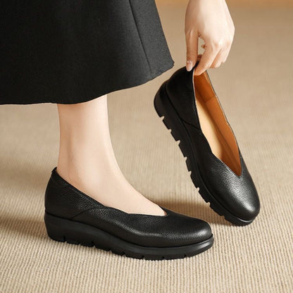 Damskie półbuty na koturnie z teksturowaną cholewką i wycięciem w kształcie litery V-Footwear for women-Olave