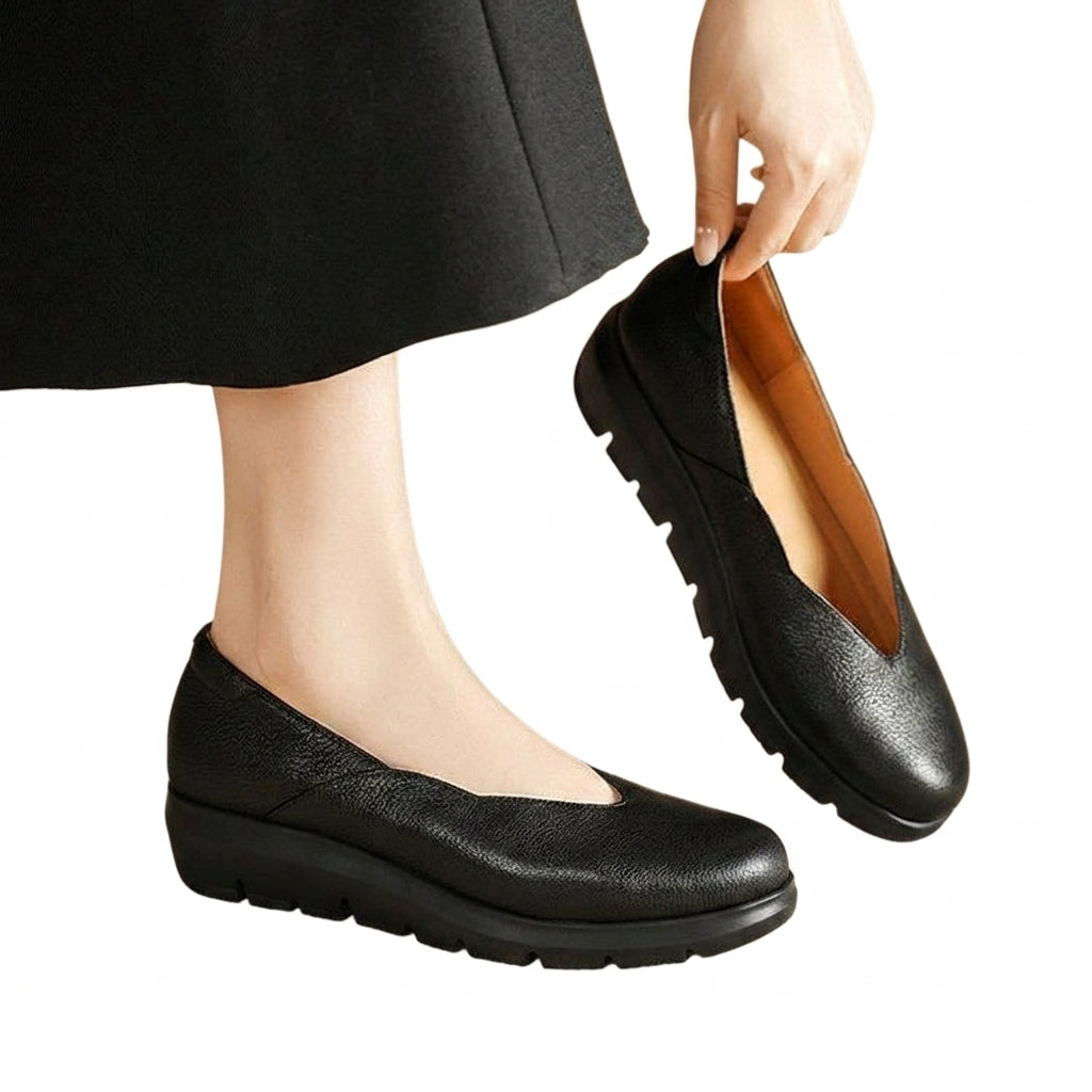 Damskie półbuty na koturnie z teksturowaną cholewką i wycięciem w kształcie litery V-Footwear for women-Olave