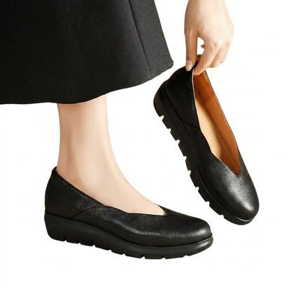 Damskie półbuty na koturnie z teksturowaną cholewką i wycięciem w kształcie litery V-Footwear for women-Olave