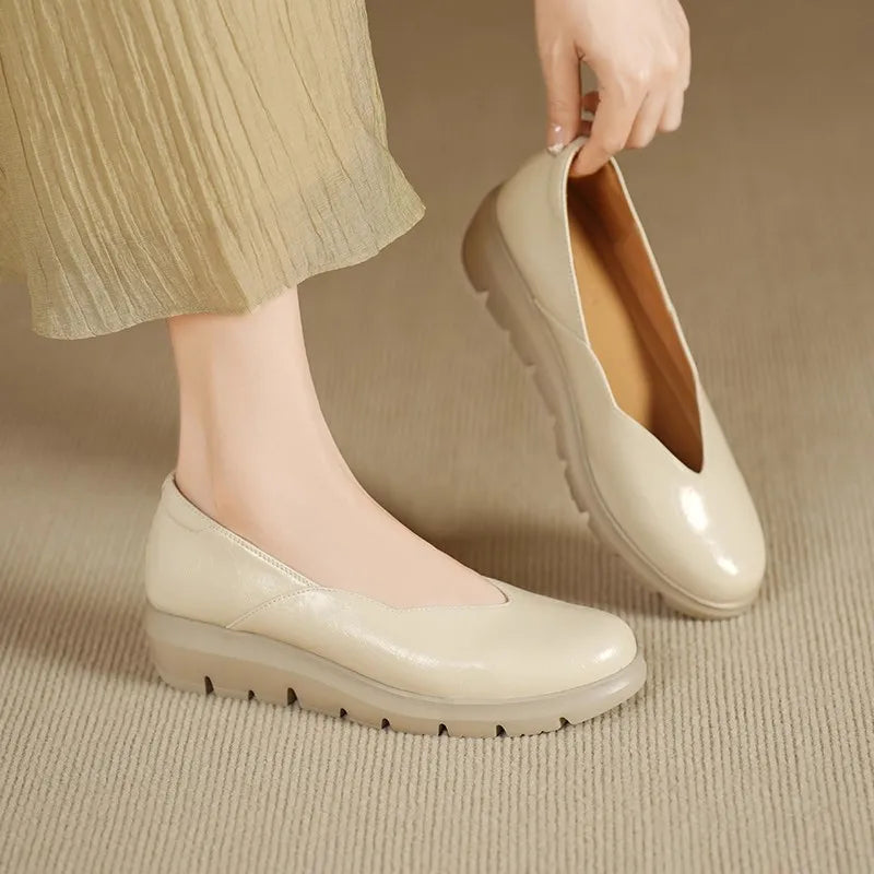 Damskie półbuty na koturnie z teksturowaną cholewką i wycięciem w kształcie litery V-Footwear for women-Olave
