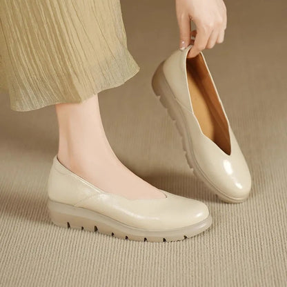 Damskie półbuty na koturnie z teksturowaną cholewką i wycięciem w kształcie litery V-Footwear for women-Olave