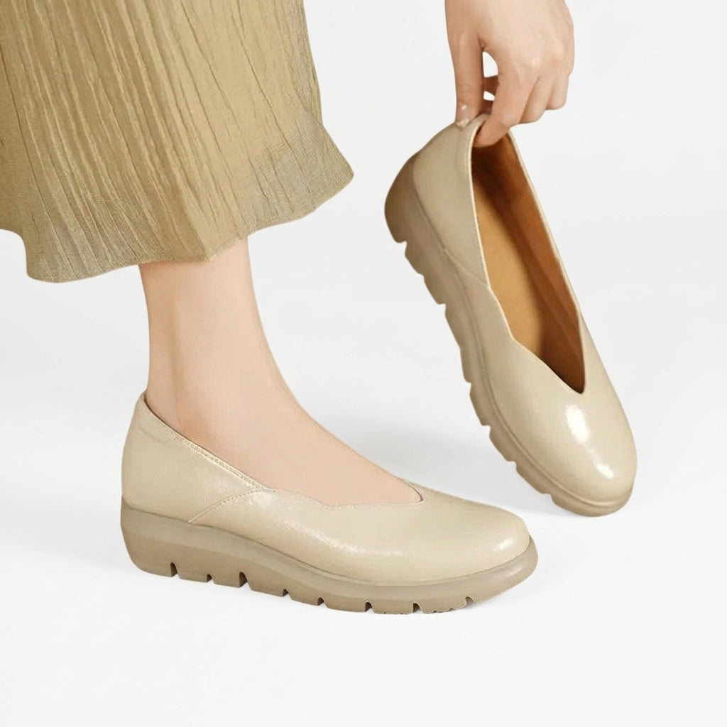Damskie półbuty na koturnie z teksturowaną cholewką i wycięciem w kształcie litery V-Footwear for women-Olave