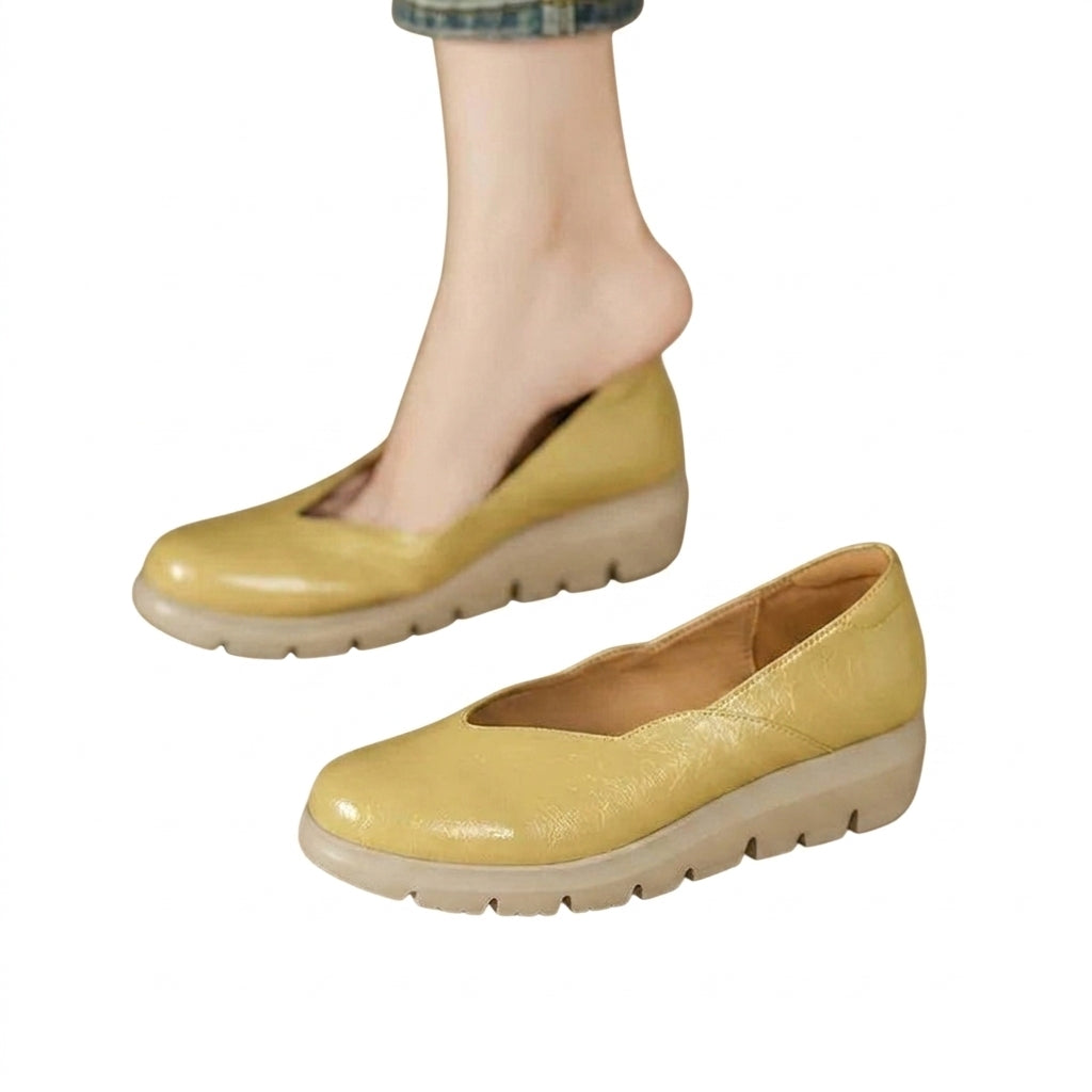 Damskie półbuty na koturnie z teksturowaną cholewką i wycięciem w kształcie litery V-Footwear for women-Olave