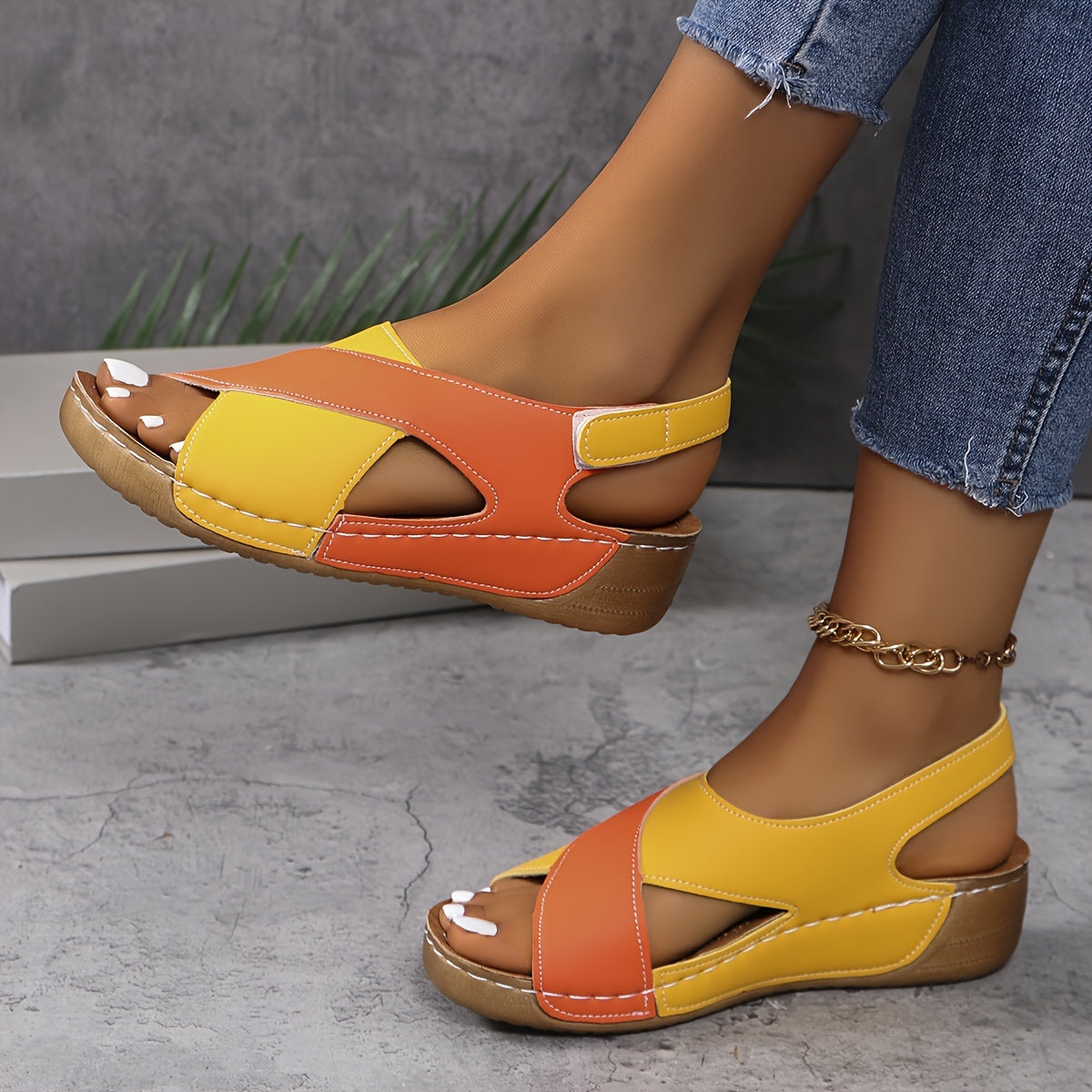 Damskie sandały na koturnie z odkrytymi palcami i paskiem na rzep-Footwear for women-Olave