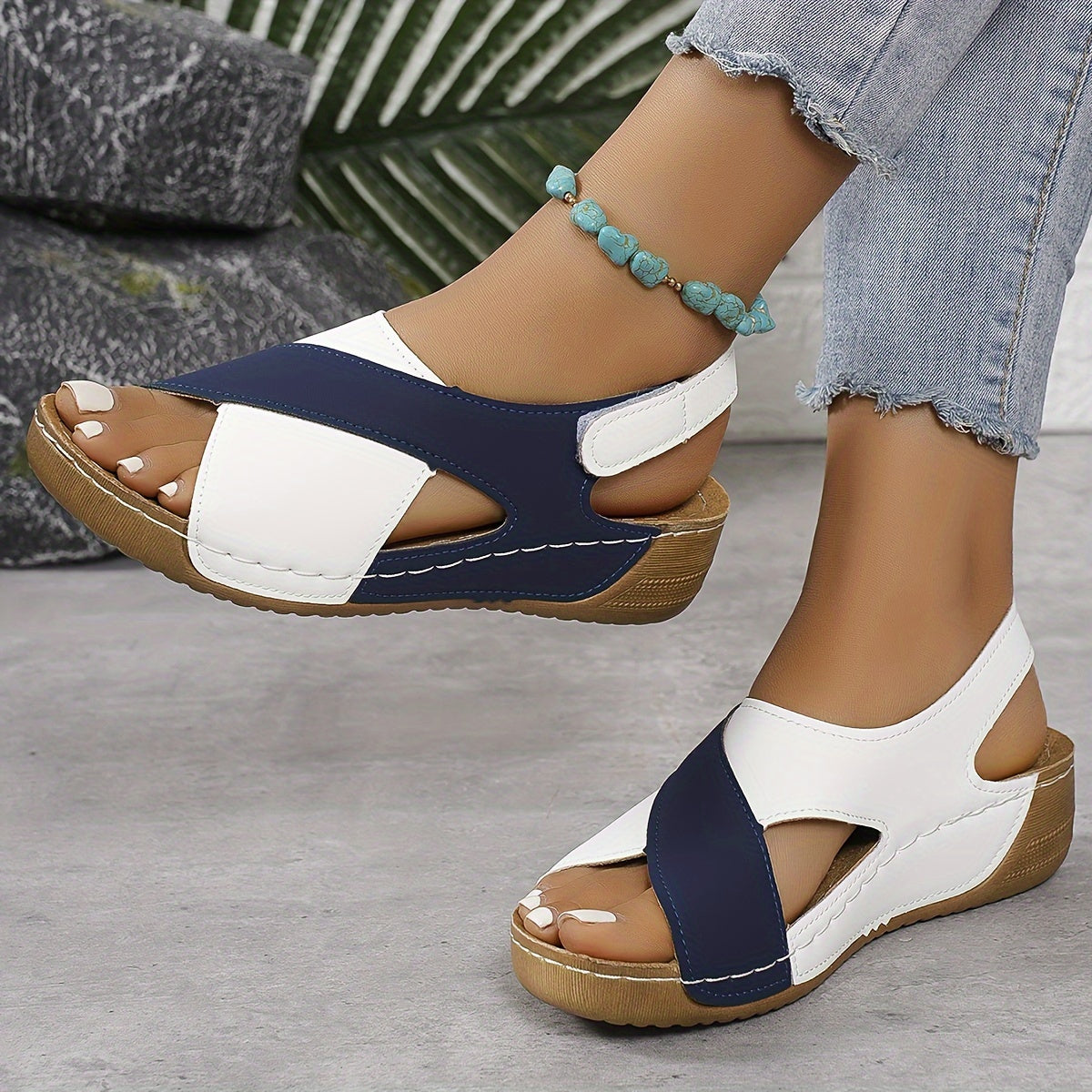 Damskie sandały na koturnie z odkrytymi palcami i paskiem na rzep-Footwear for women-Olave