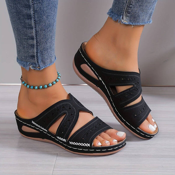 Damskie sandały na koturnie z wycięciami i ozdobnymi przeszyciami-Footwear for women-Olave