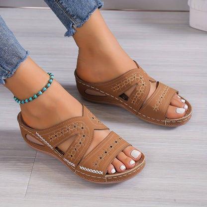 Damskie sandały na koturnie z wycięciami i ozdobnymi przeszyciami-Footwear for women-Olave