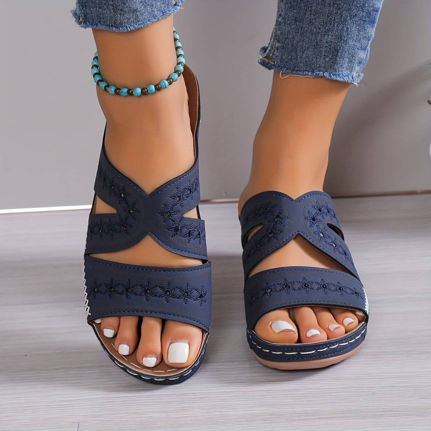 Damskie sandały na koturnie z wycięciami i ozdobnymi przeszyciami-Footwear for women-Olave