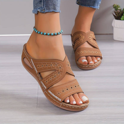 Damskie sandały na koturnie z wycięciami i ozdobnymi przeszyciami-Footwear for women-Olave