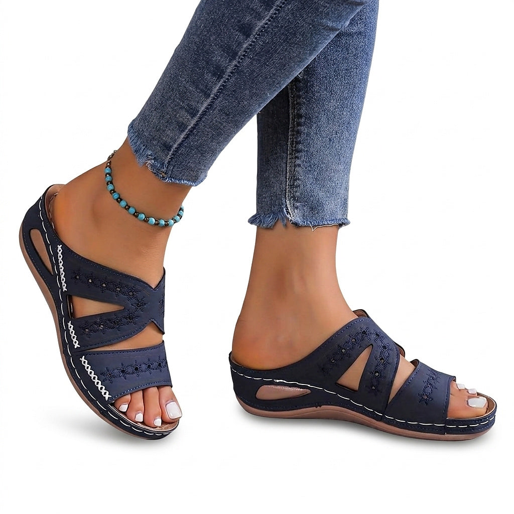 Damskie sandały na koturnie z wycięciami i ozdobnymi przeszyciami-Footwear for women-Olave