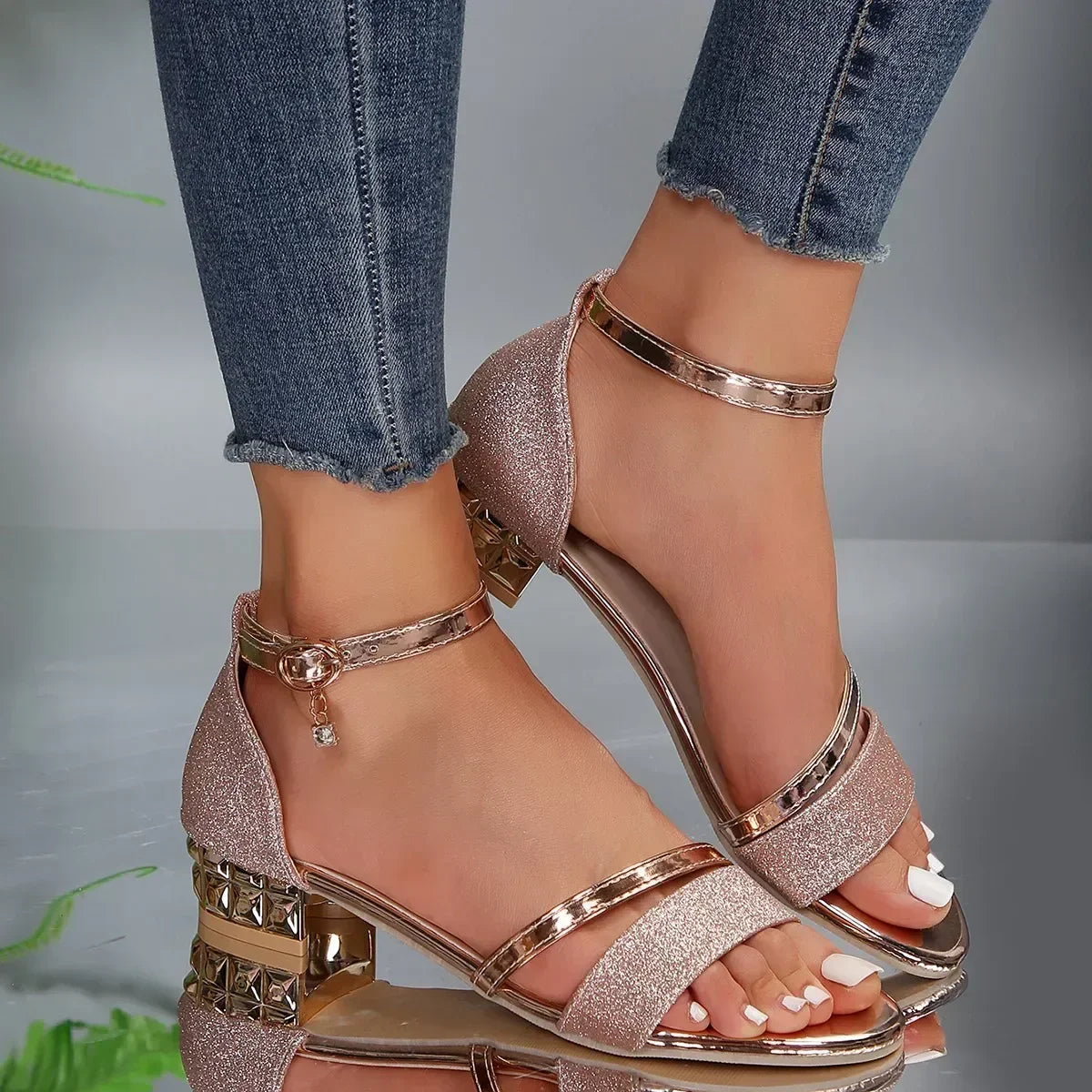 Damskie sandały na słupku z paskiem wokół kostki i geometrycznym zdobieniem obcasa-Footwear for women-Olave
