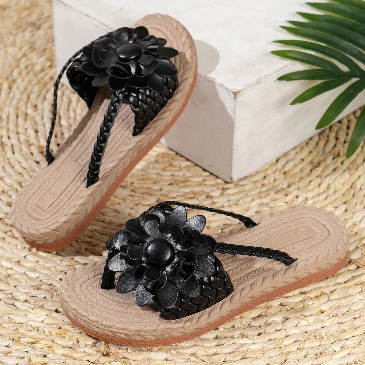 Damskie sandały z plecionymi paskami i kwiatem-Footwear for women-Olave