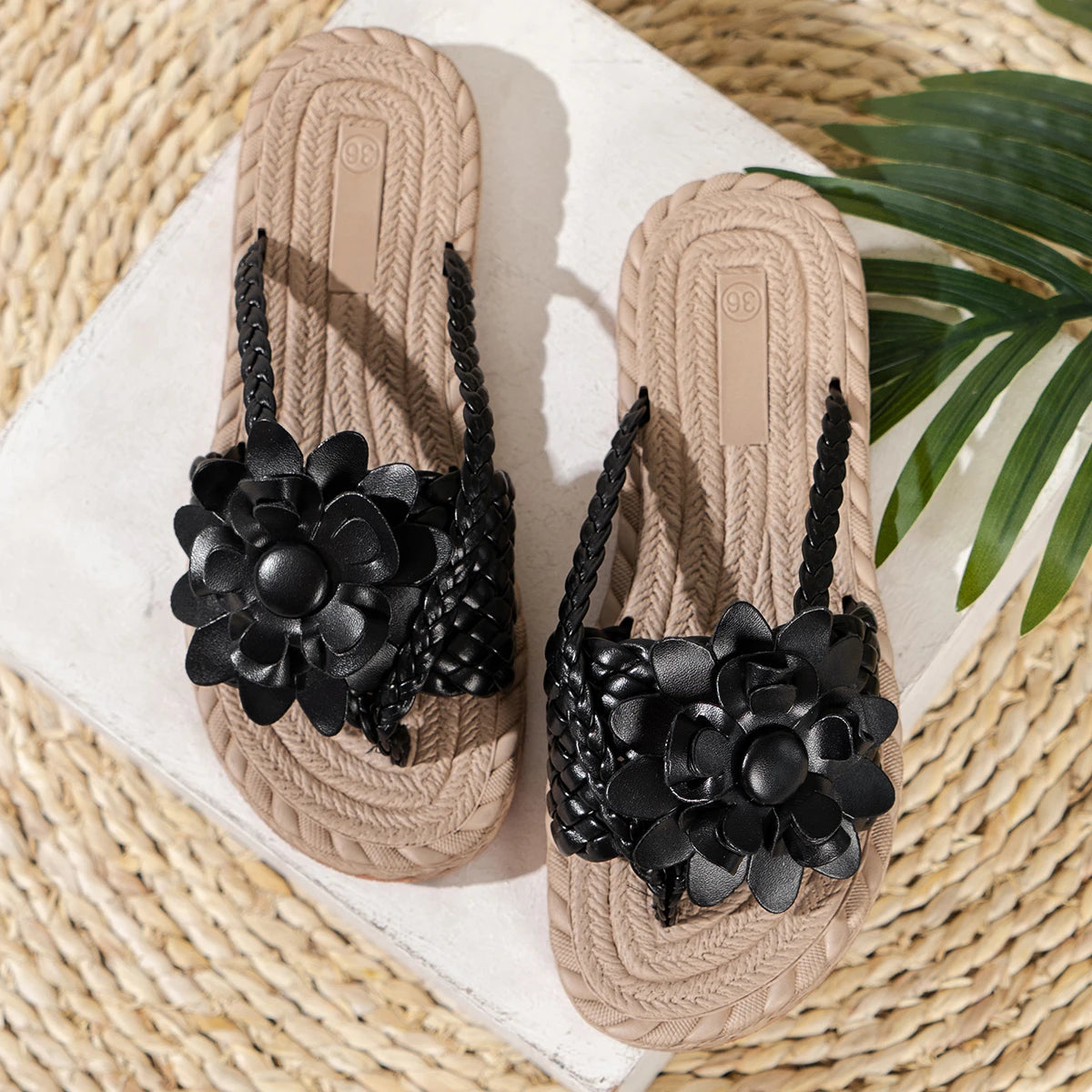 Damskie sandały z plecionymi paskami i kwiatem-Footwear for women-Olave