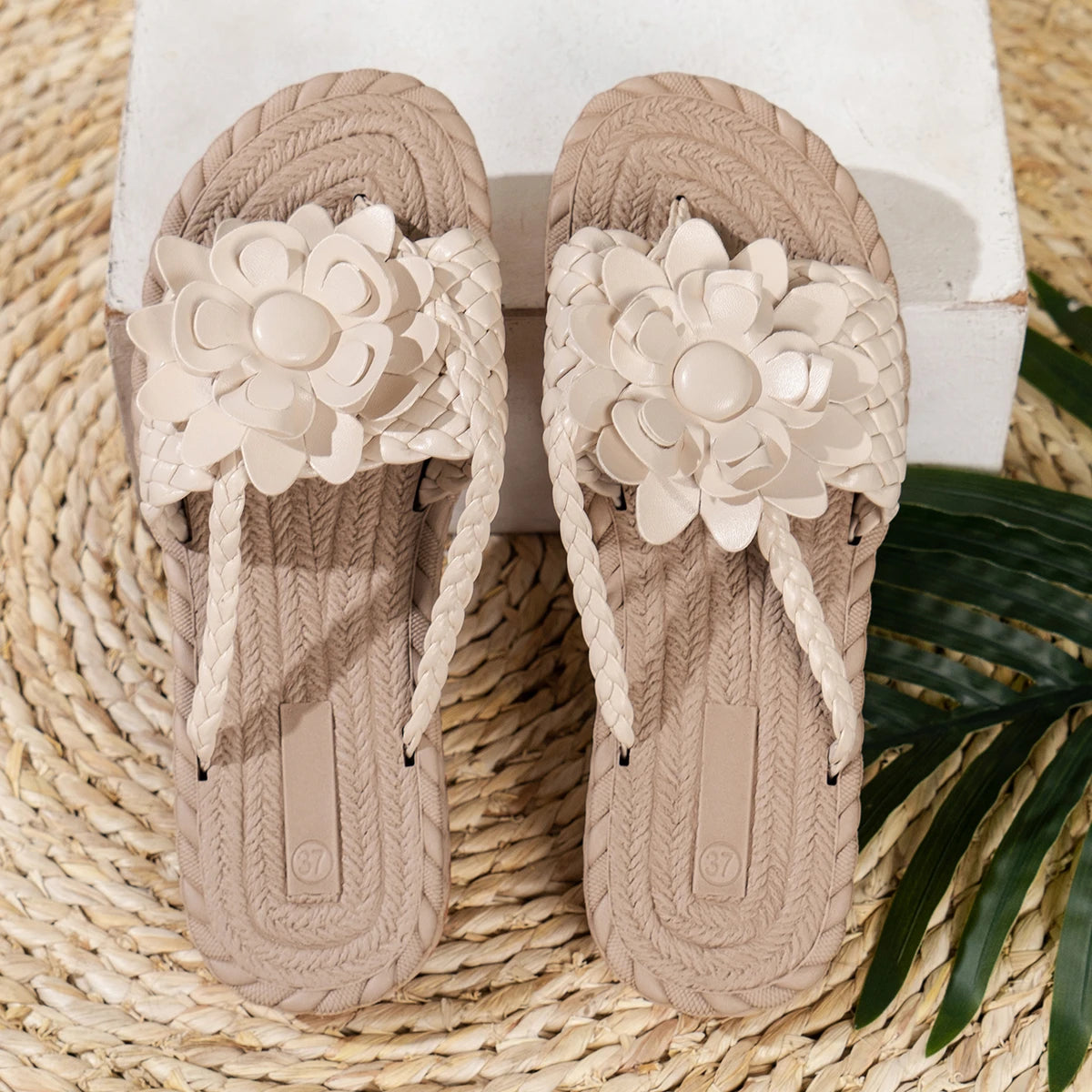 Damskie sandały z plecionymi paskami i kwiatem-Footwear for women-Olave
