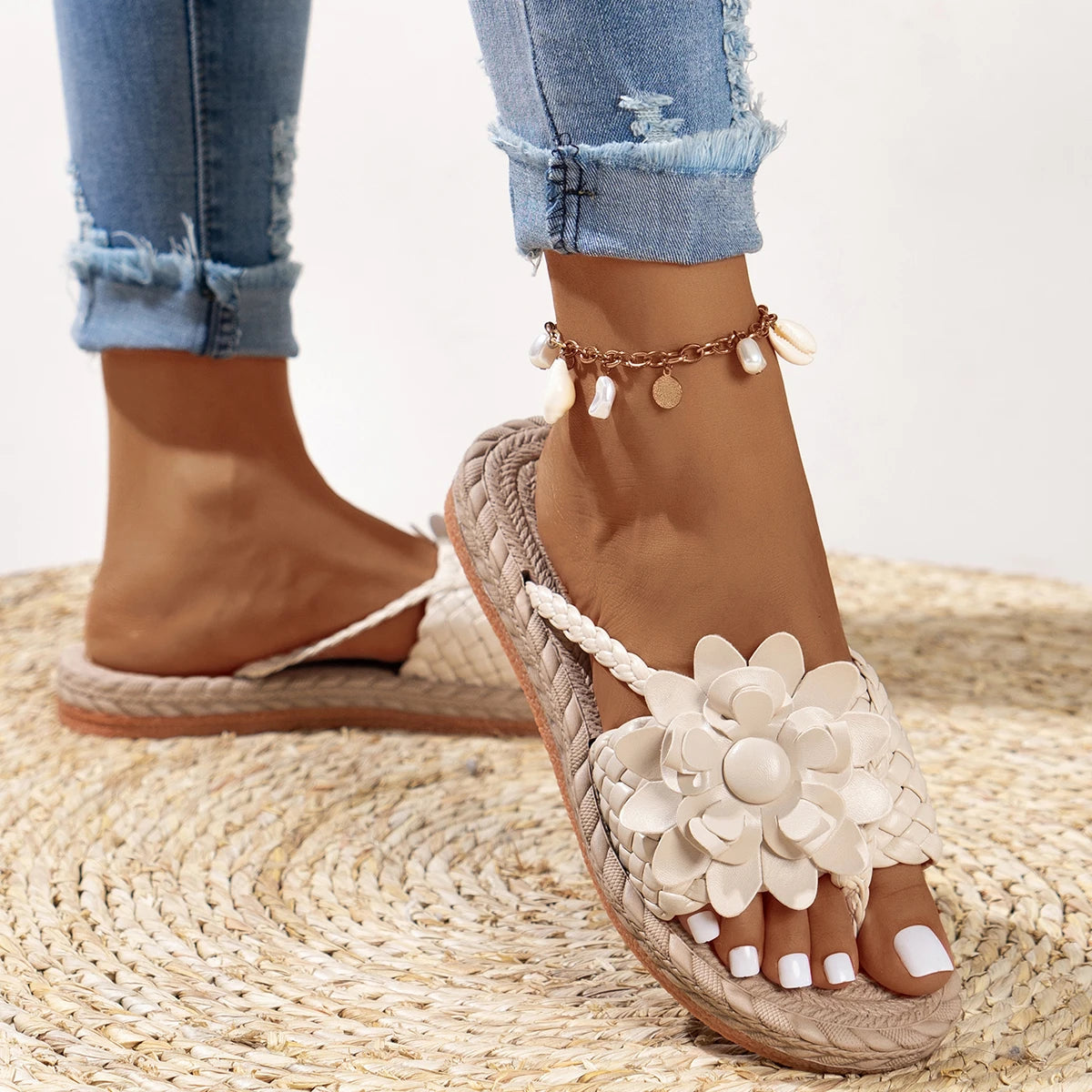 Damskie sandały z plecionymi paskami i kwiatem-Footwear for women-Olave