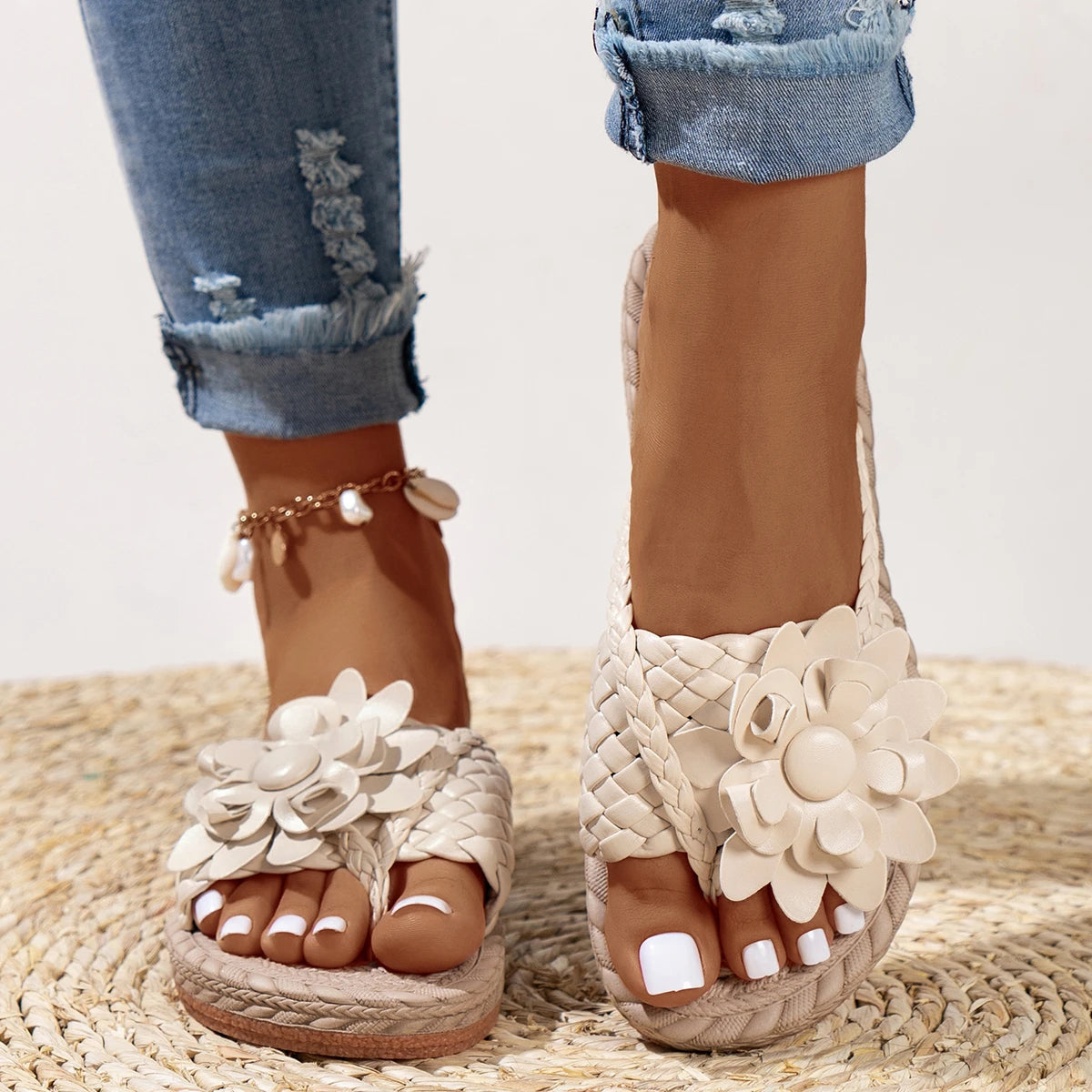 Damskie sandały z plecionymi paskami i kwiatem-Footwear for women-Olave