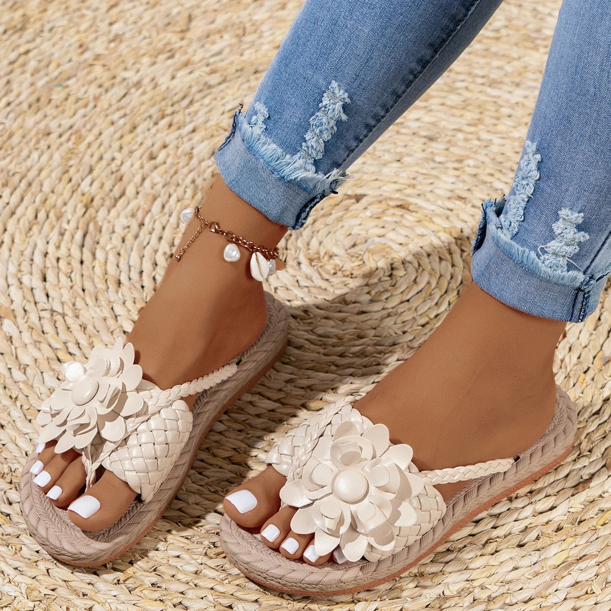 Damskie sandały z plecionymi paskami i kwiatem-Footwear for women-Olave