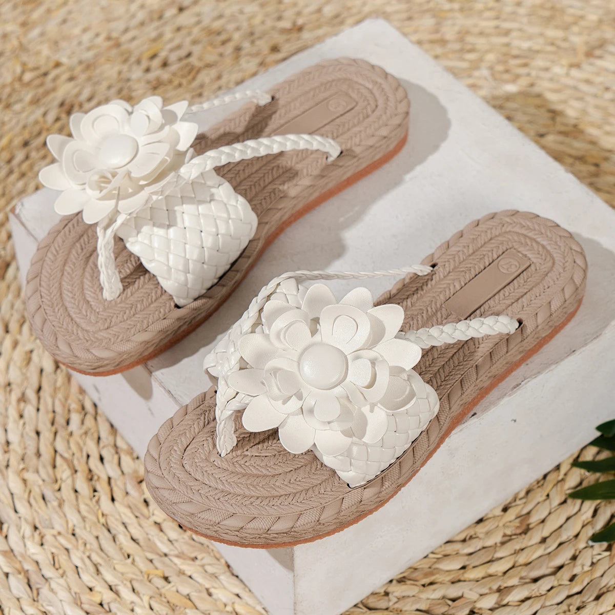 Damskie sandały z plecionymi paskami i kwiatem-Footwear for women-Olave