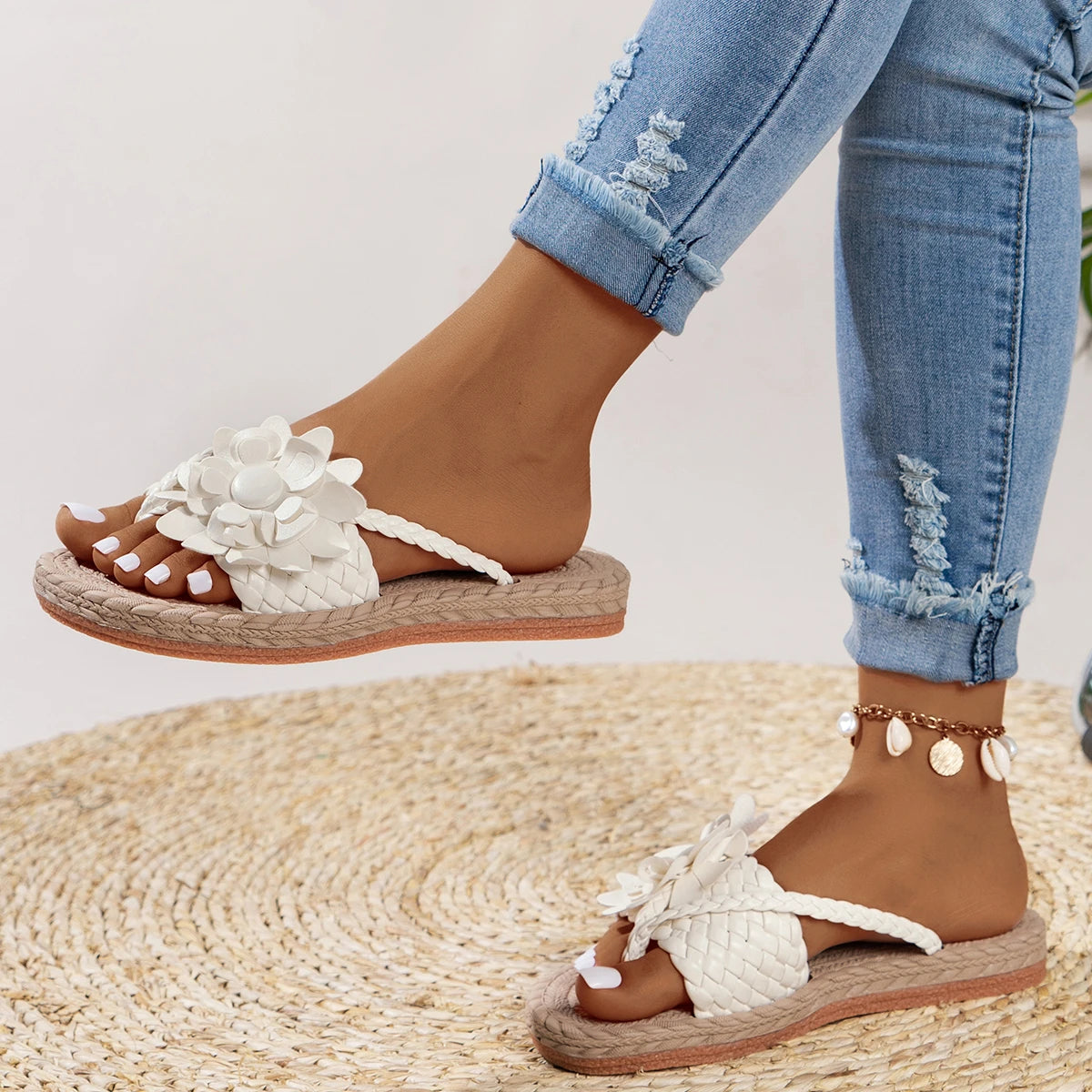 Damskie sandały z plecionymi paskami i kwiatem-Footwear for women-Olave