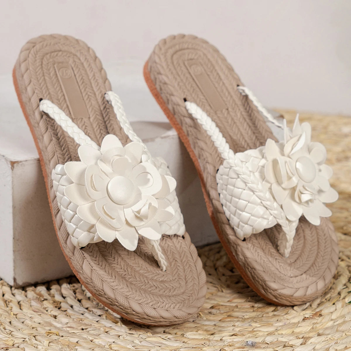 Damskie sandały z plecionymi paskami i kwiatem-Footwear for women-Olave