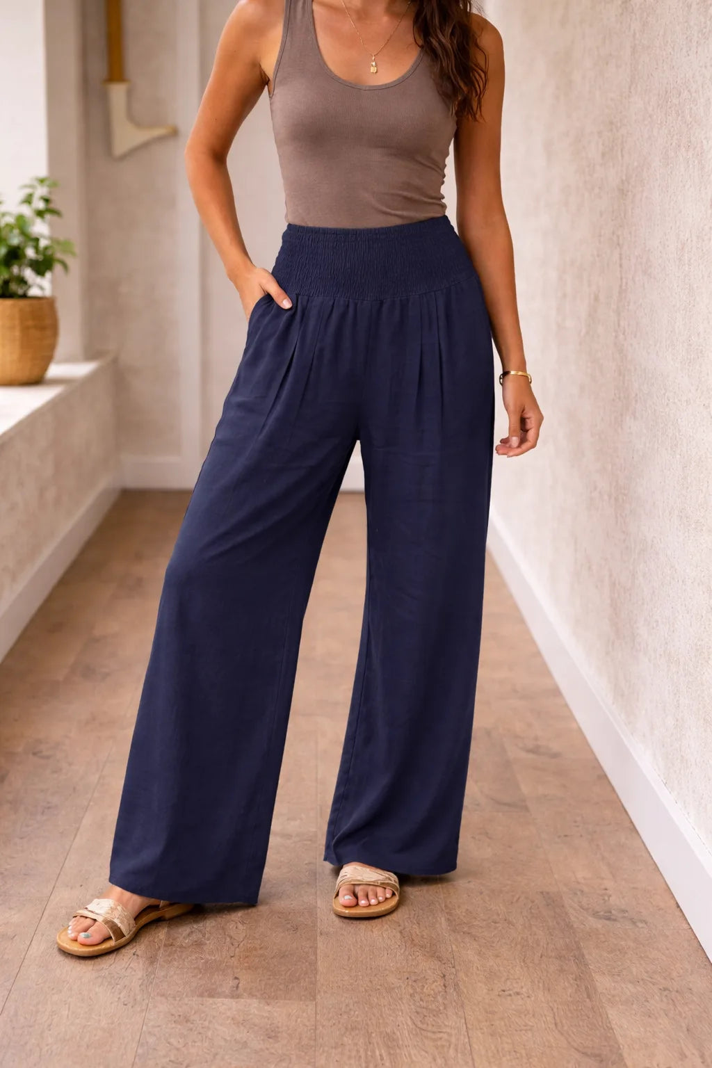 Damskie spodnie z szerokimi nogawkami i marszczonym pasem-Pants for Women-Olave