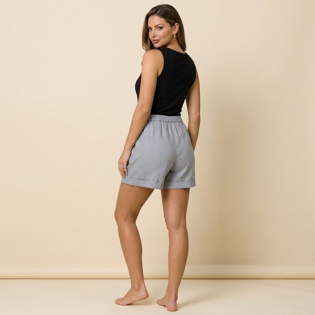 Damskie szorty z elastycznym pasem, podwiniętym dołem i kieszeniami bocznymi-Shorts for women-Olave