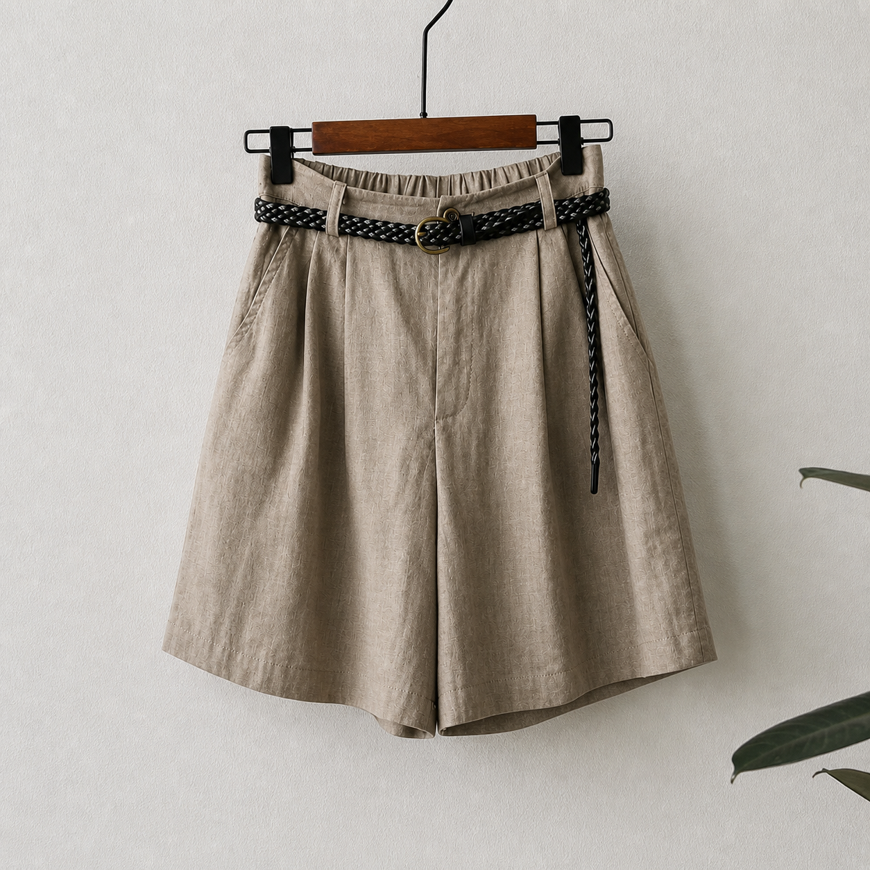 Damskie szorty z wysokim stanem, zakładkami, szlufkami i kieszeniami bocznymi-Shorts for women-Olave