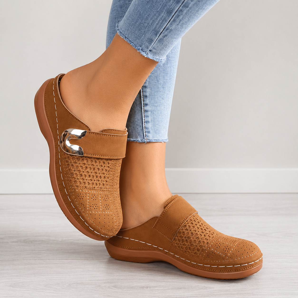 Damskie Wsuwane Mokasyny z Paskiem z Klamrą i Perforowaną Cholewką-Footwear for women-Olave