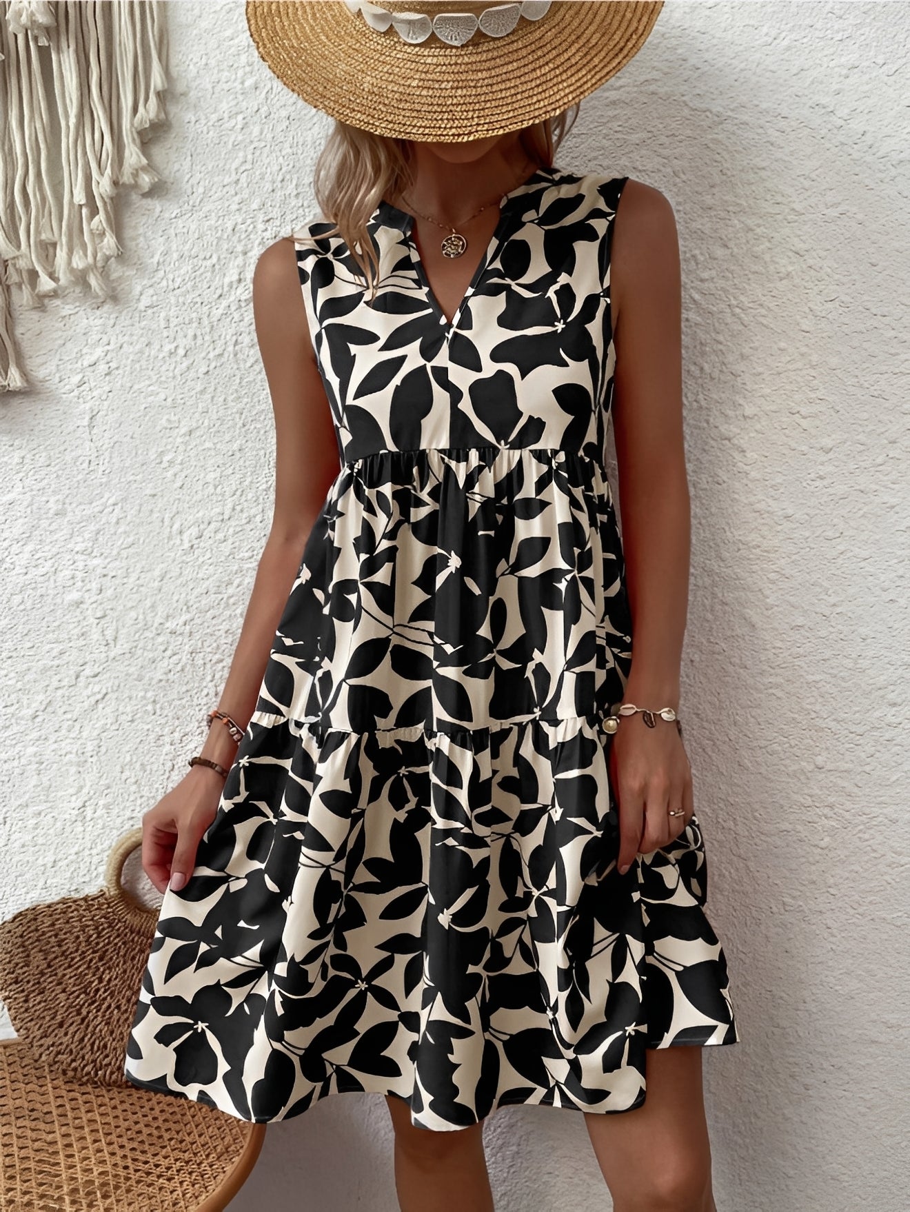 Krótka sukienka damska bez rękawów z dekoltem w serek i warstwowym dołem-Mini Dress-Olave