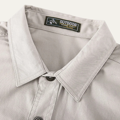Męska koszula z długim rękawem, dwiema kieszeniami na piersi i pionowymi przeszyciami-Shirts for men-Olave