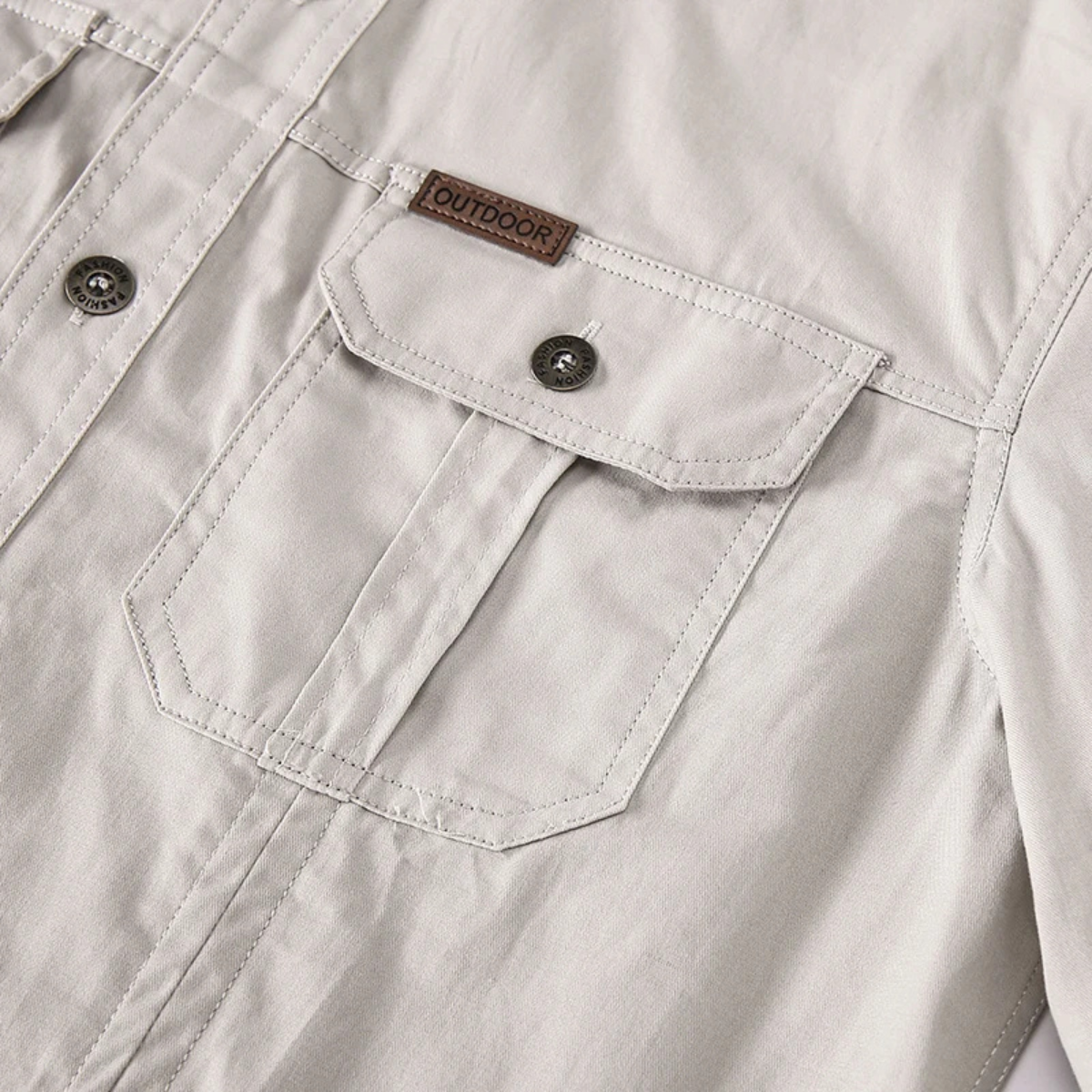 Męska koszula z długim rękawem, dwiema kieszeniami na piersi i pionowymi przeszyciami-Shirts for men-Olave
