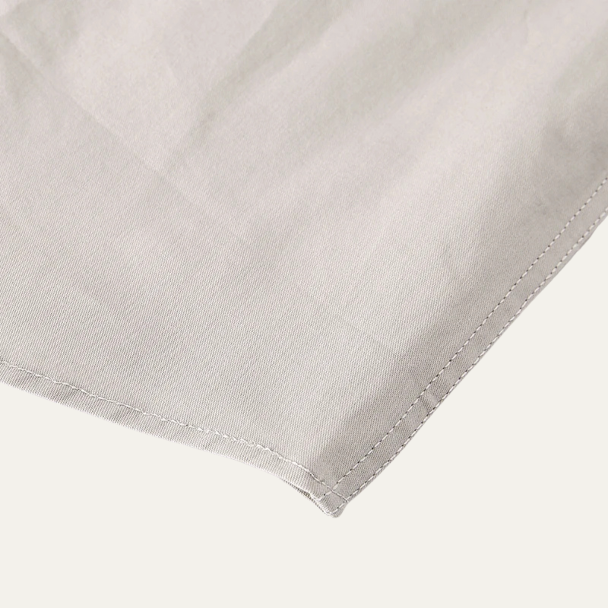 Męska koszula z długim rękawem, dwiema kieszeniami na piersi i pionowymi przeszyciami-Shirts for men-Olave