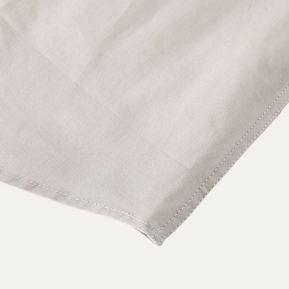 Męska koszula z długim rękawem, dwiema kieszeniami na piersi i pionowymi przeszyciami-Shirts for men-Olave